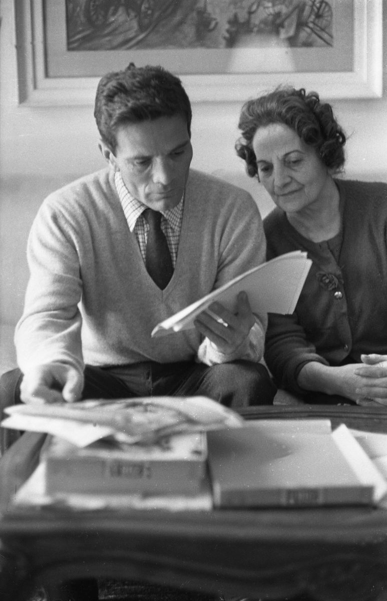 Vittorio La Verde 1965 Pier Paolo Pasolini con la mamma Susanna Colussi nella casa di via Eufrate 9 a Roma 2 1 scaled